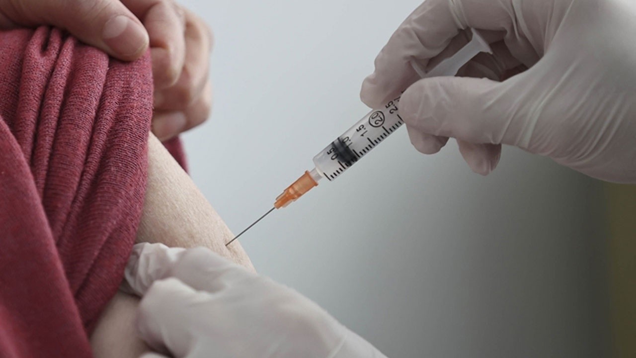 Korona virüs aşısının 4 yan etkisini İngiltere Sağlık Bakanlığı açıkladı