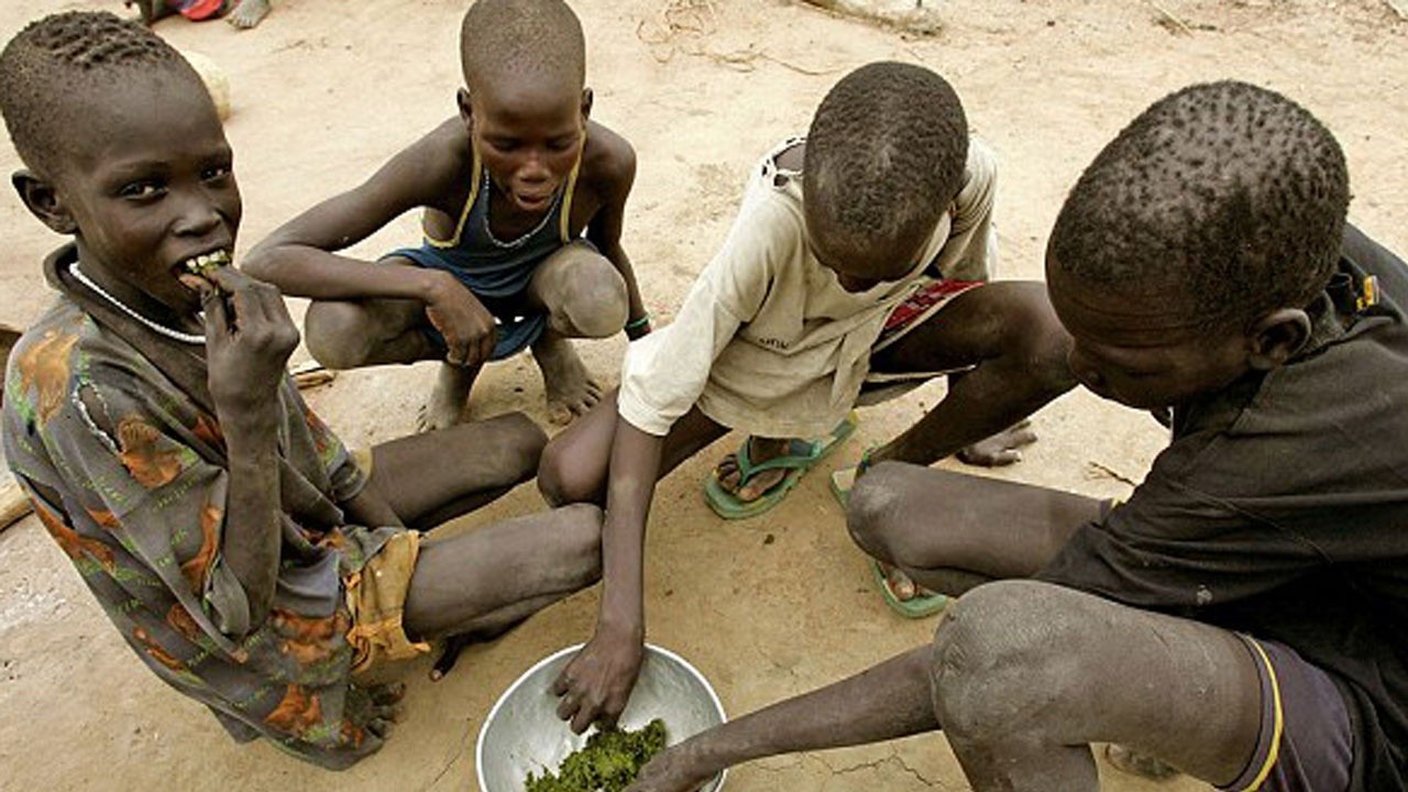 Kuraklık yüzünden Kenya&#039;da çocuklar yaprak yemeye başladı