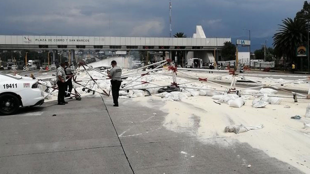 Meksika’da tır otoyol gişelerine çarptı: 3 ölü, 7 yaralı