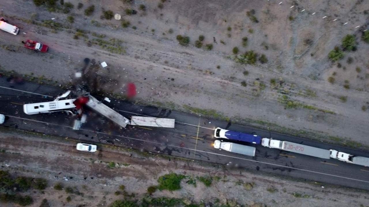 Meksika&#039;da yolcu otobüsü ile TIR çarpıştı: 16 ölü