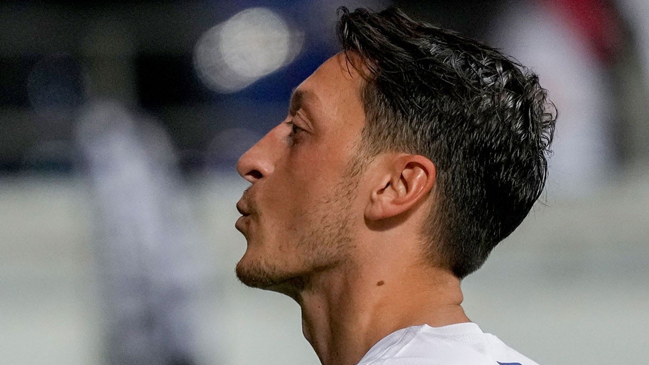 Mesut Özil’den yabancı madde atan Alman taraftarlara öpücüklü tepki