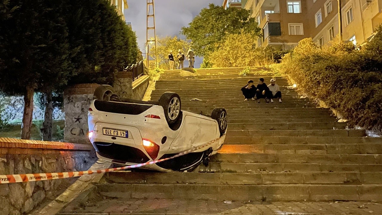 İstanbul&#039;da ilginç kaza: Navigasyona uydu merdivenden uçtu