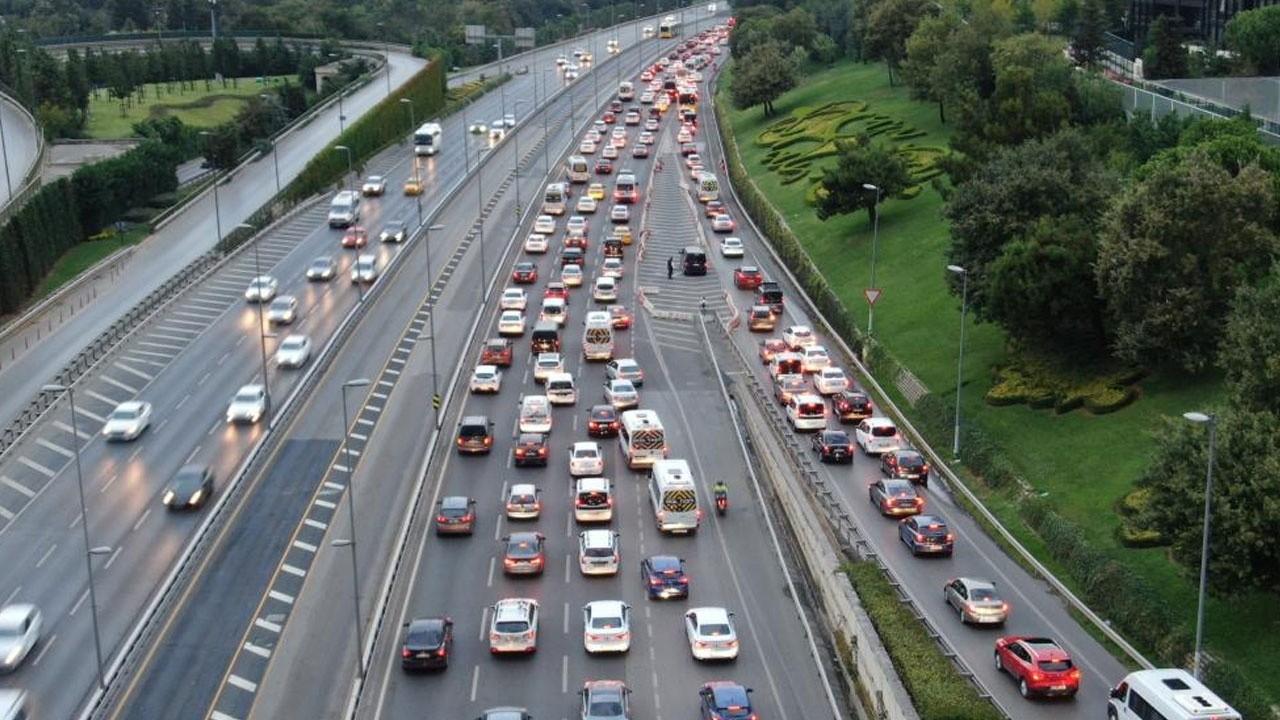 Okullar açıldı, İstanbul trafiğinde yoğunluk başladı