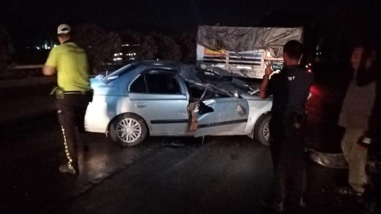 Otomobil tıra çarptı, 2 yaşındaki çocuk hayatını kaybetti