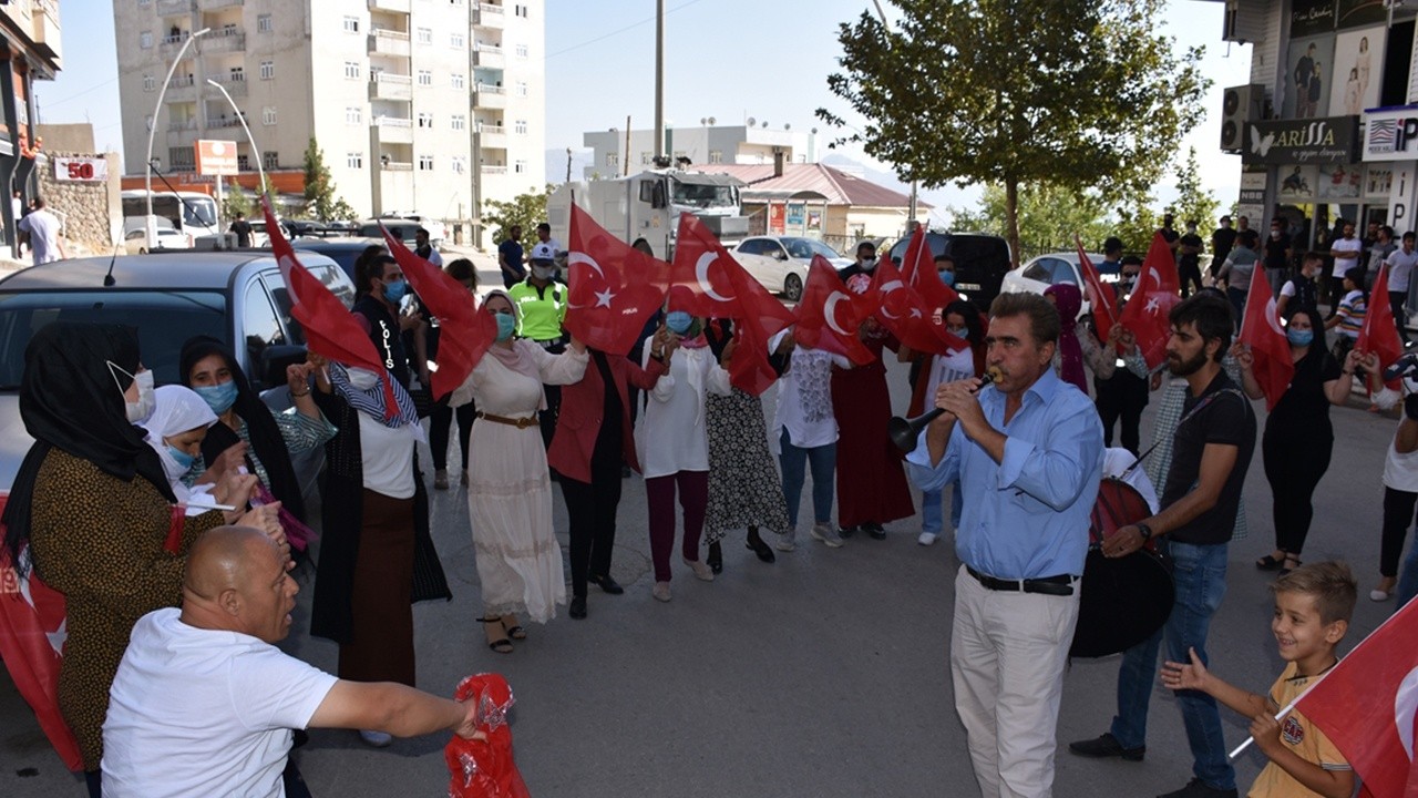 PKK&#039;nın kaçırdığı evladına 6 yıl sonra kavuştu: HDP&#039;nin önünde zafer halayı