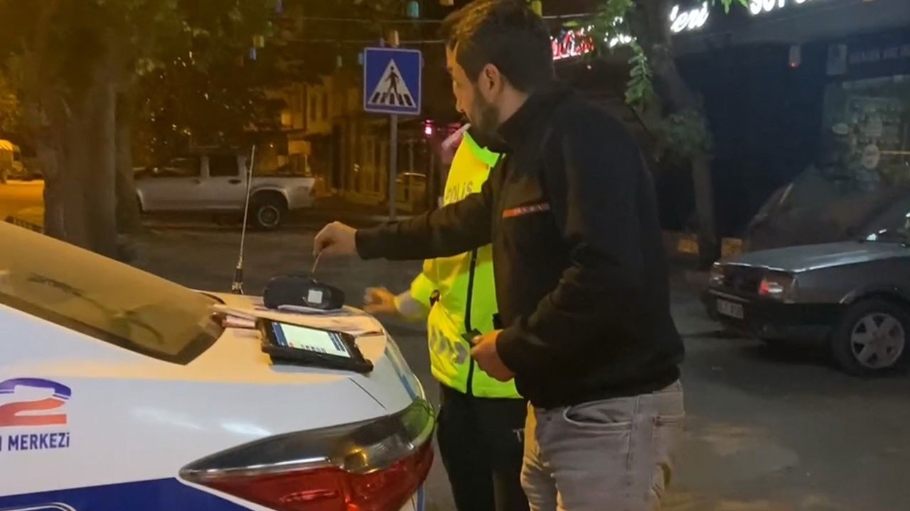 Polisin alkollü sürücü ile imtihanı: Alkolmetreyi pos cihazı zannetti