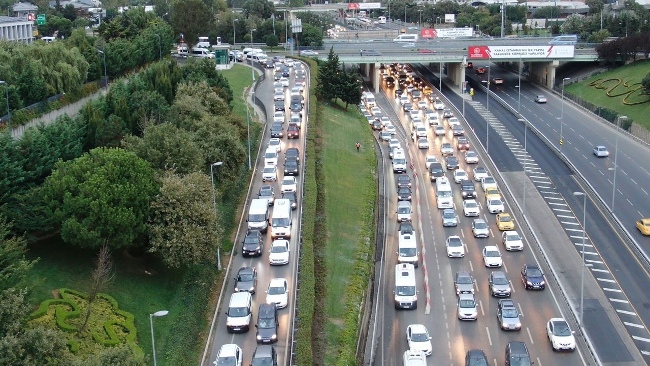 Servisler yola çıktı: İstanbul&#039;da trafik durdu