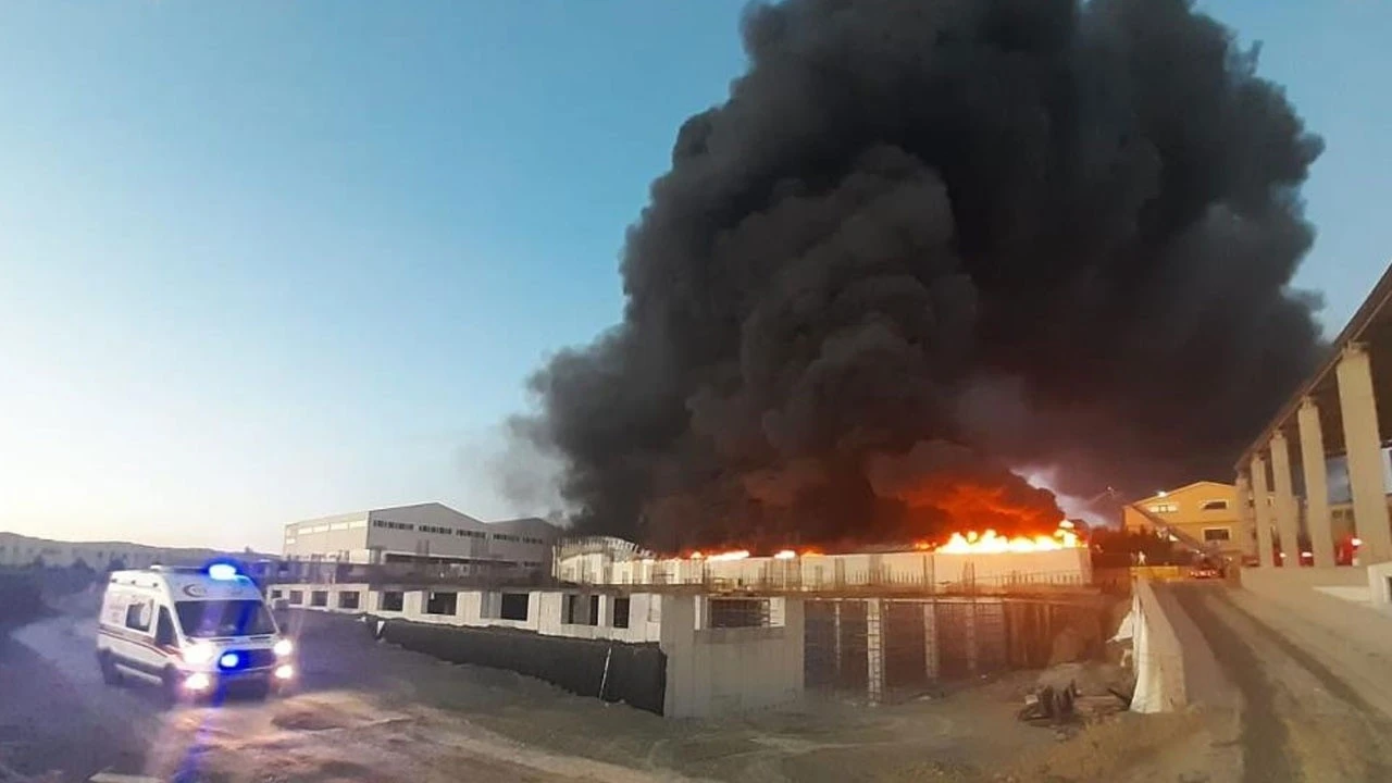 Silivri'de kauçuk fabrikası alev alev yandı
