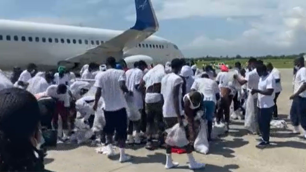 Sınır dışı edilen Haitililer yeniden Teksas uçağına binmeye çalıştı