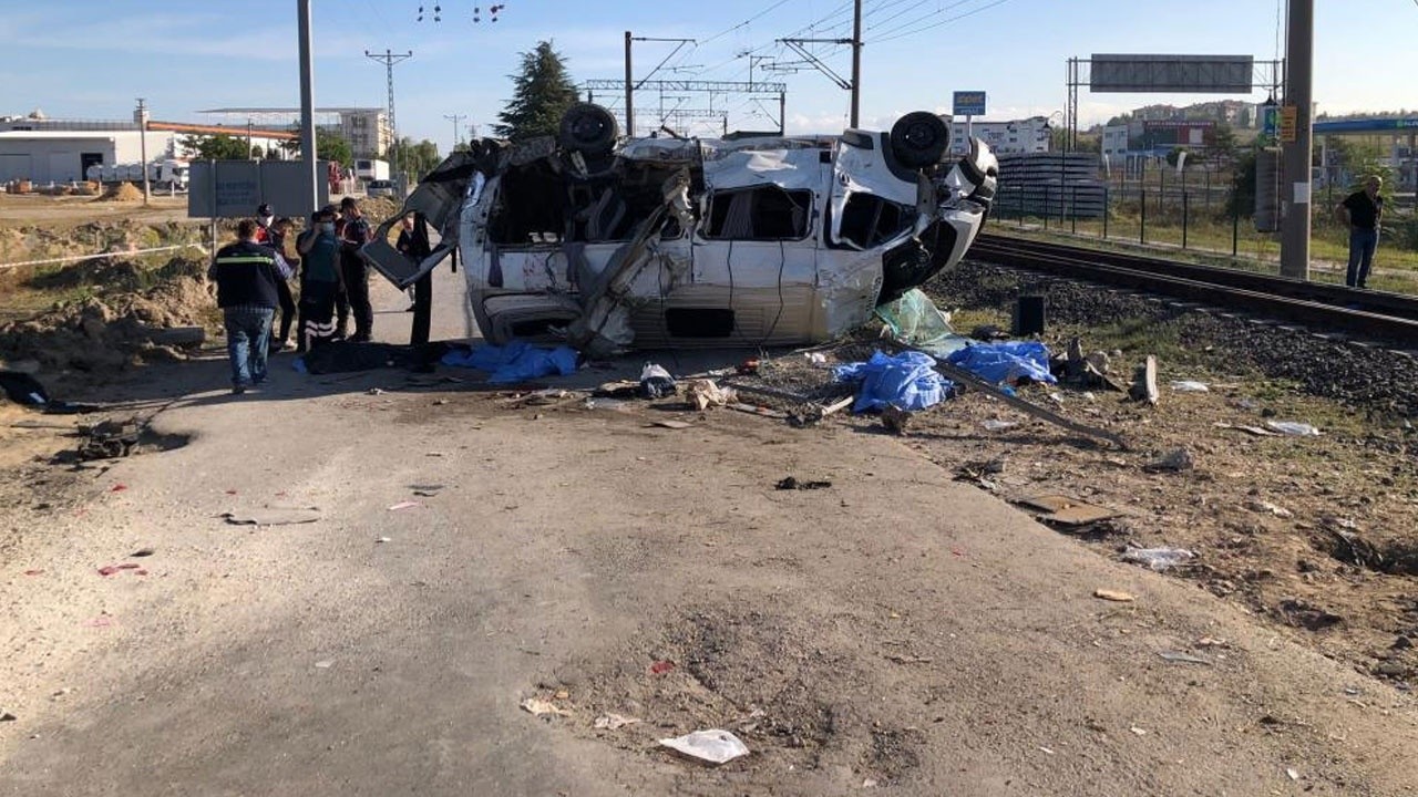 Son dakika haberi! Hemzemin geçitte facia! Tren minibüse çarptı: Ölü ve yaralılar var