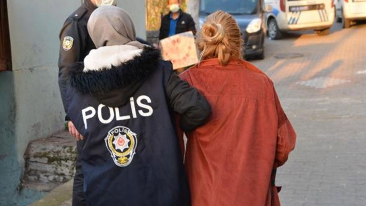 Şüpheli kadının çantasından çıkanlar polisleri şaşkına çevirdi