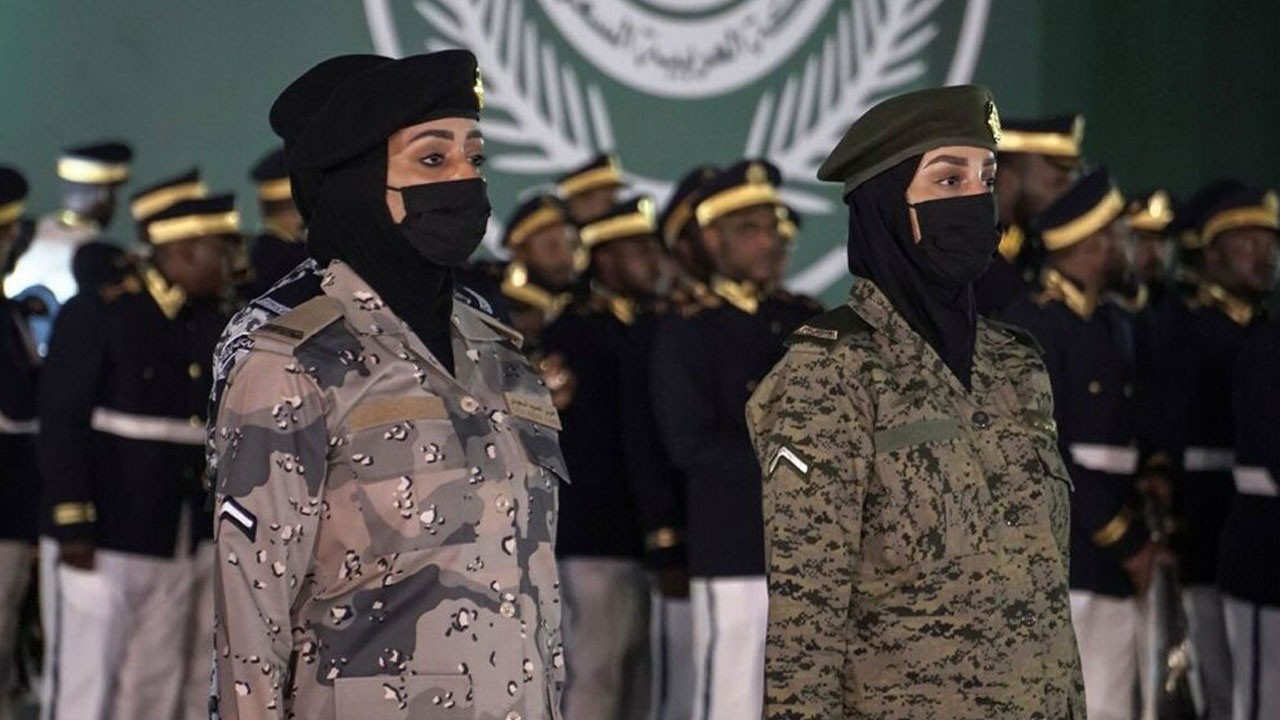 Suudi Arabistan&#039;da bir ilk: Kadın askerler geçit törenine katıldı