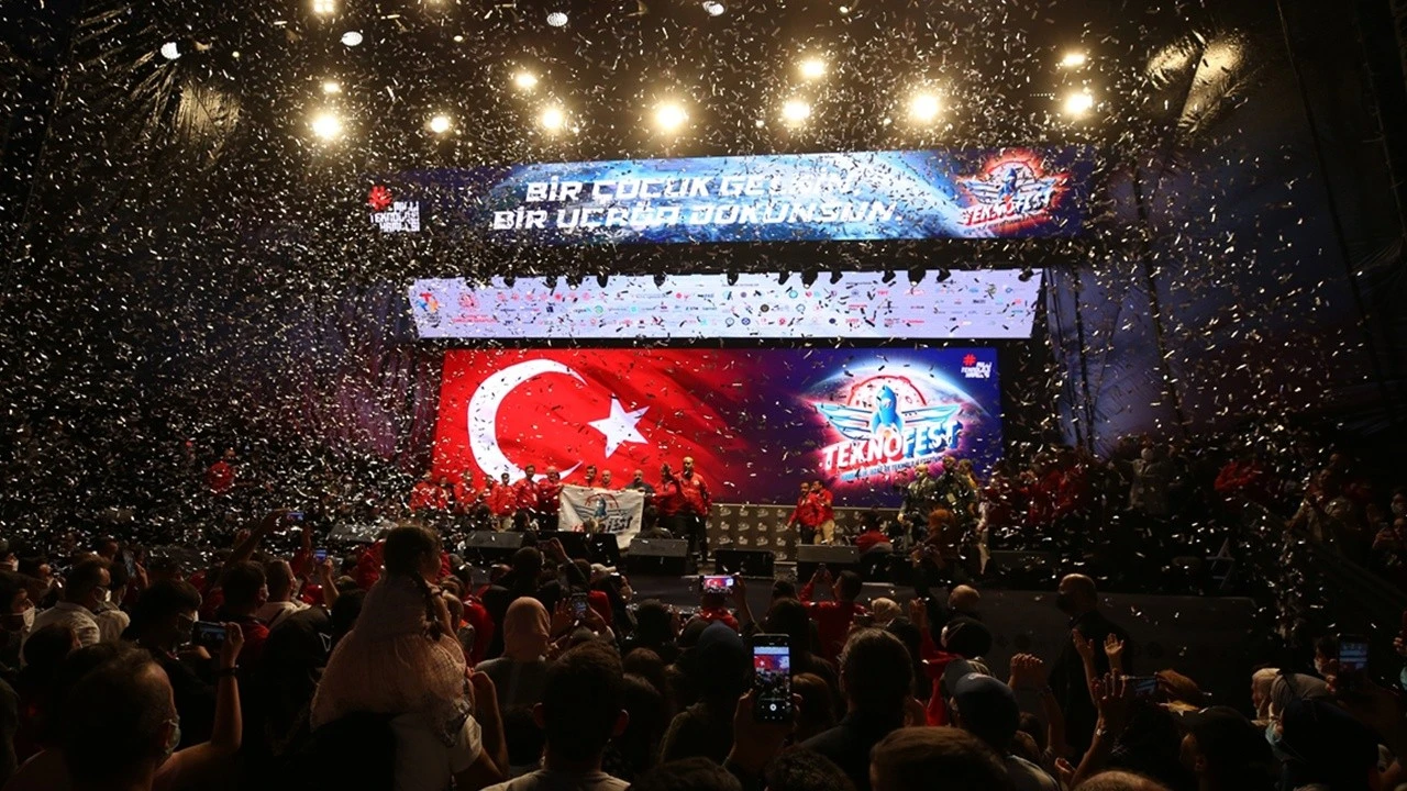 TEKNOFEST&#039;ten görkemli kapanış! Selçuk Bayraktar duyurdu: 2022&#039;de Samsun&#039;da