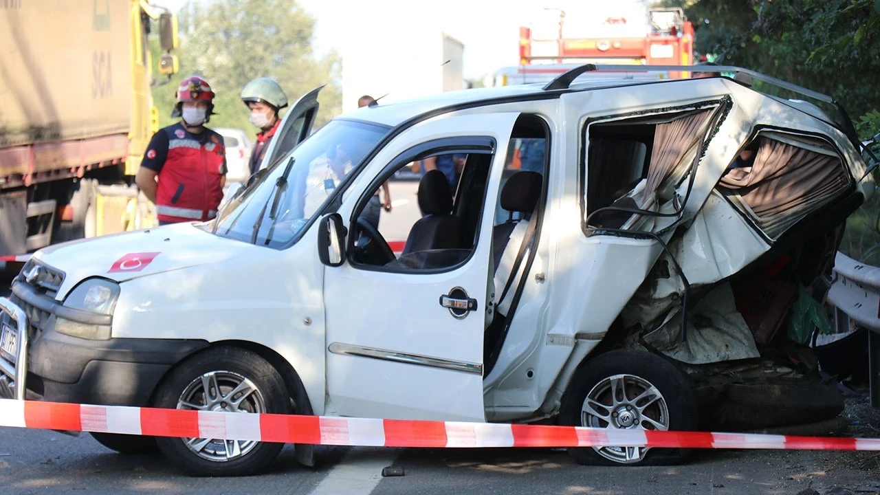 TEM’de iki araç çarpıştı! Bariyerlere çarparak durdu