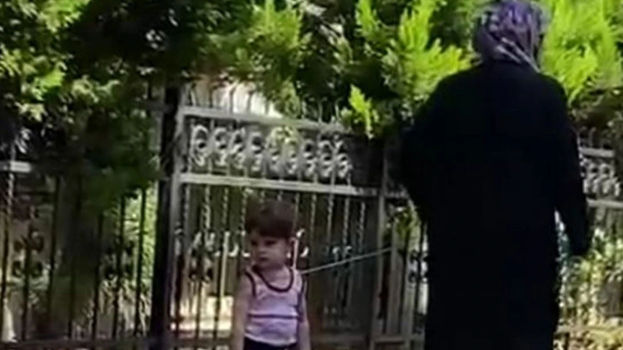 Yaşlı kadın yanındaki çocuğu iple dolaştırdı