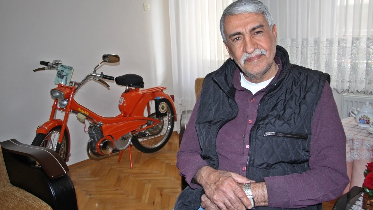 20 yıldır evinin salonunda tutuyor: Yüksek fiyat teklifine rağmen motorundan vazgeçmiyor
