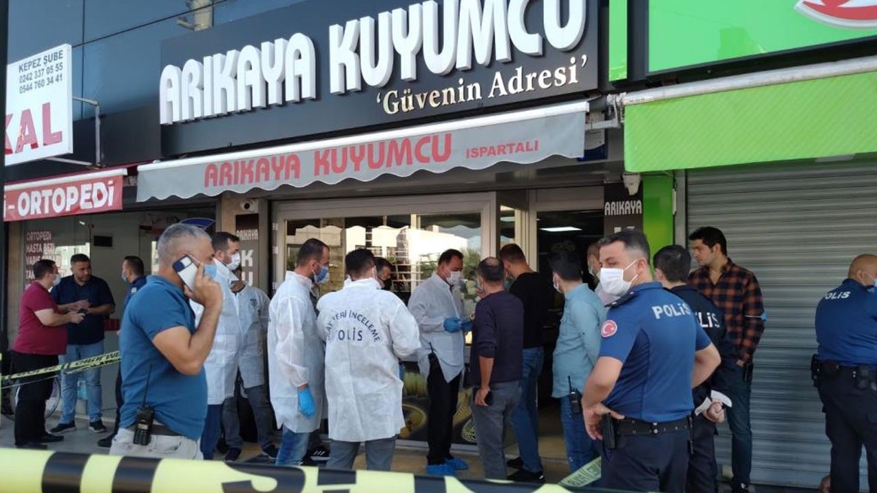 Antalya&#039;daki bir kuyumcuda kanlı soygun