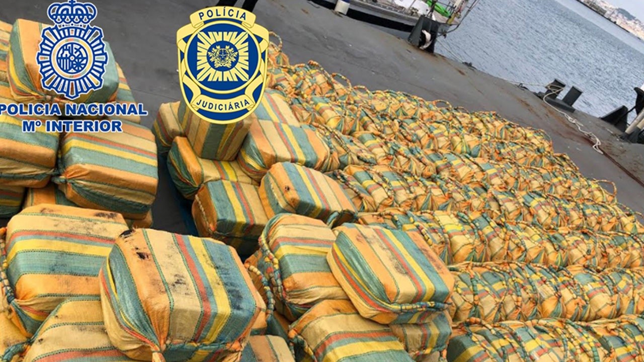 Atlas Okyanusu&#039;nda 5 tondan fazla kokain yakalandı