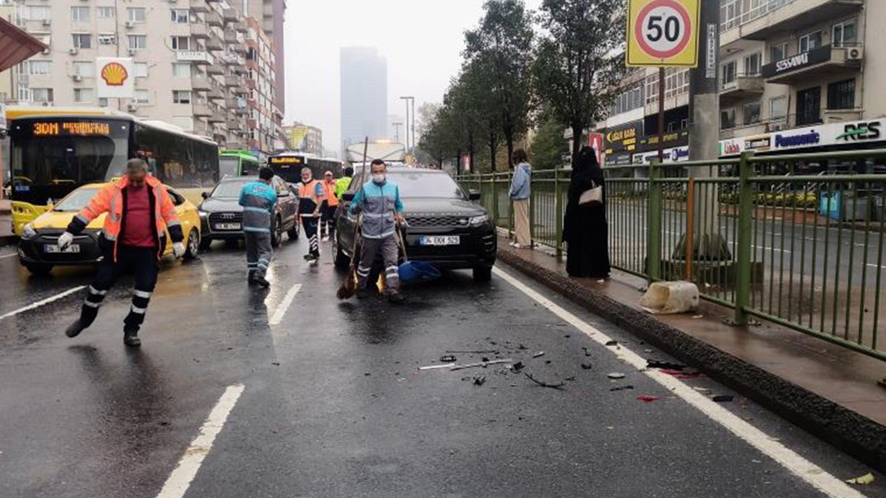 Beşiktaş&#039;ta kaygan yolda 4 araç birbirine girdi! Kaza servete mal oldu