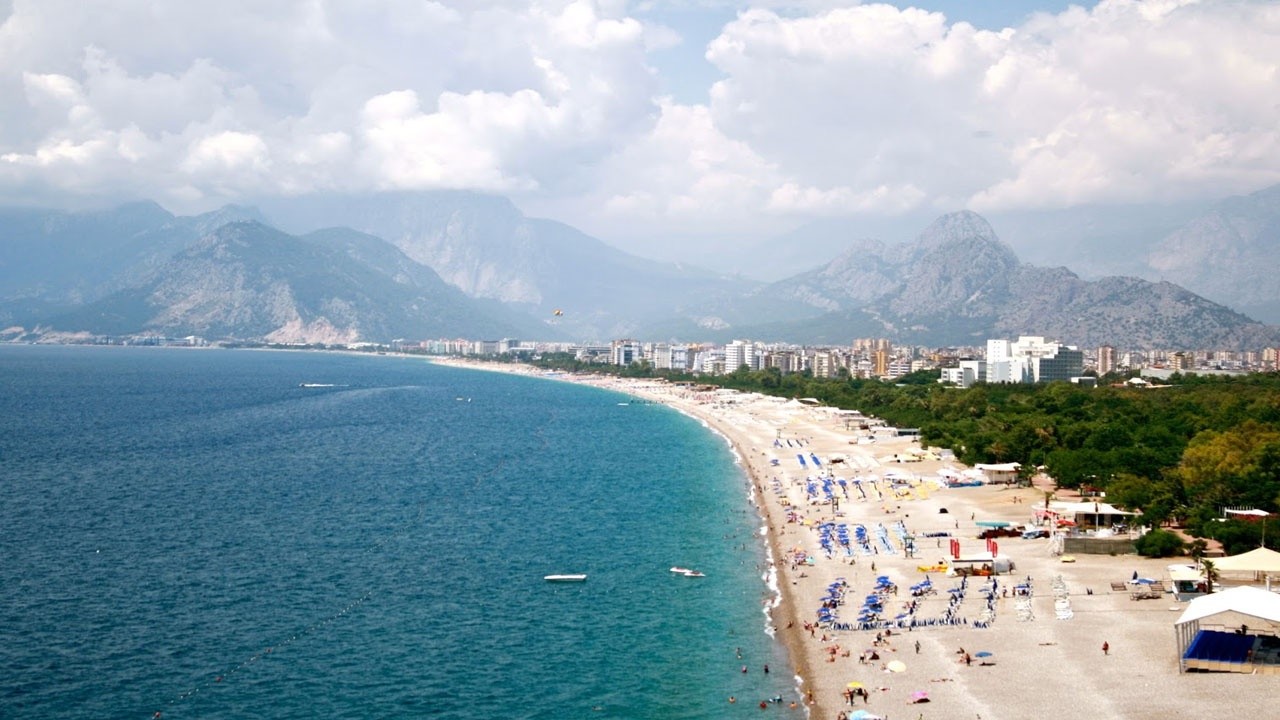 Dün kar yağan Antalya&#039;da vatandaşlar bugün denize koştu