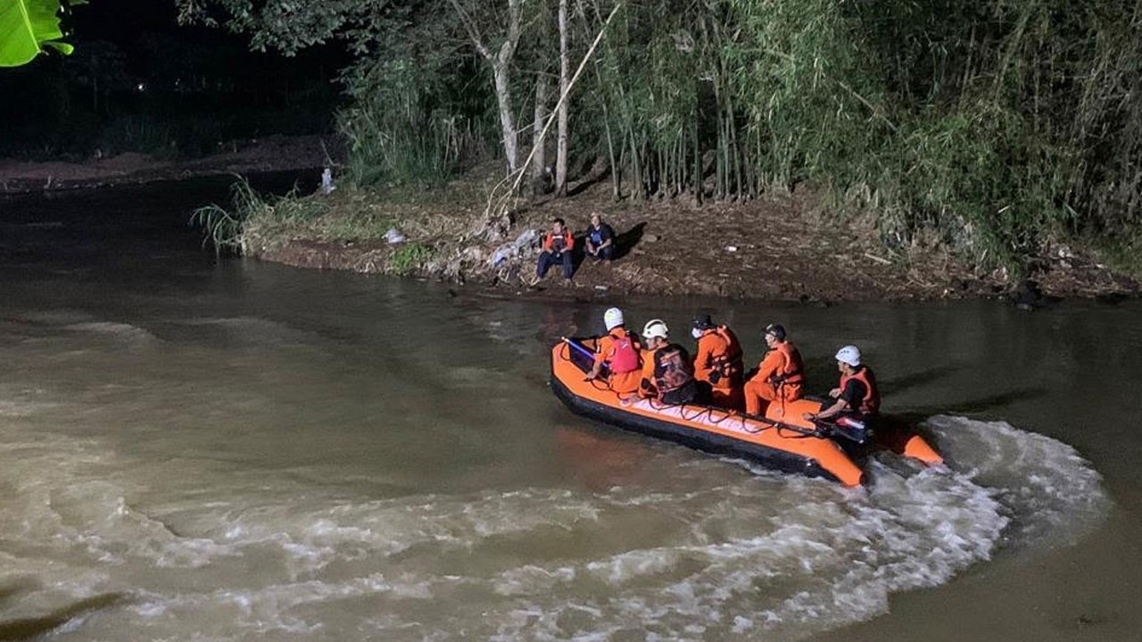 Endonezya&#039;da nehir temizliğinde facia: 11 çocuk hayatını kaybetti