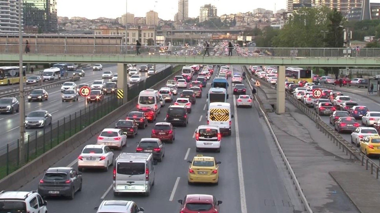 Erken saatlerde başladı: Haftanın ilk iş gününde trafik felç