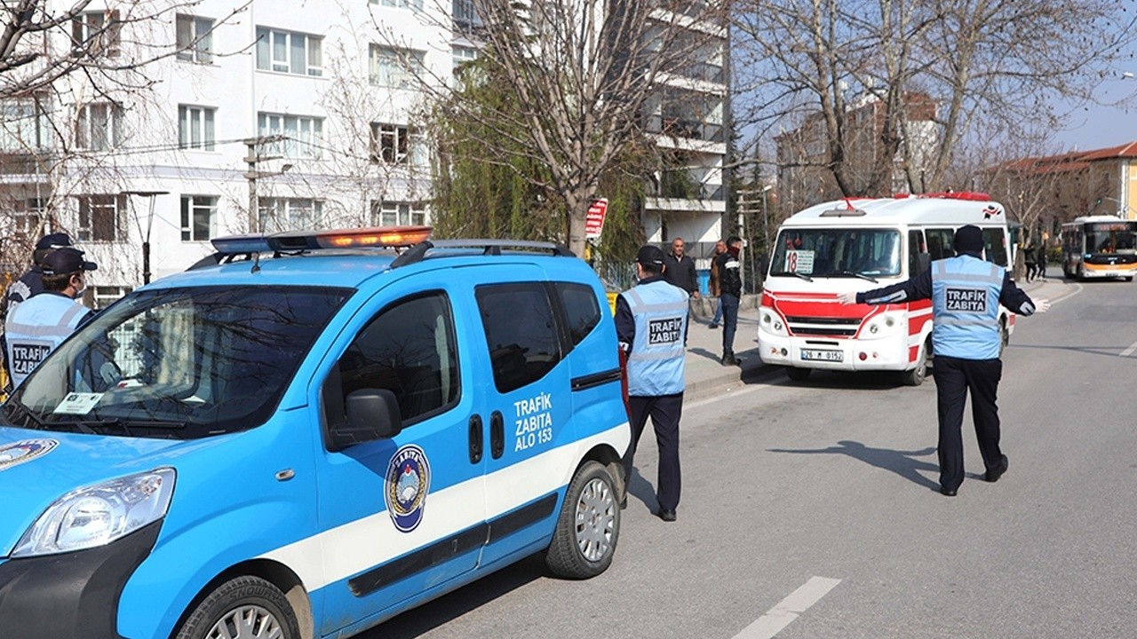 Eskişehir&#039;de resmi araçta cinsel istismar iddiası! Zabıtalar açığa alındı