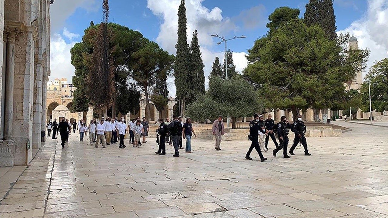 Fanatik Yahudiler polis eşliğinde Mescid-i Aksa&#039;yı bastı
