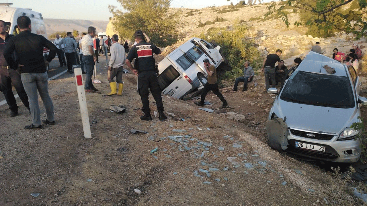 Gaziantep’te feci kaza! Minibüs ve otomobil kayalık araziye savruldu