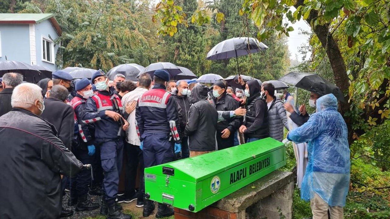 Genç doktor toprağa verildi: Babası elleri kelepçeli mezarına toprak attı