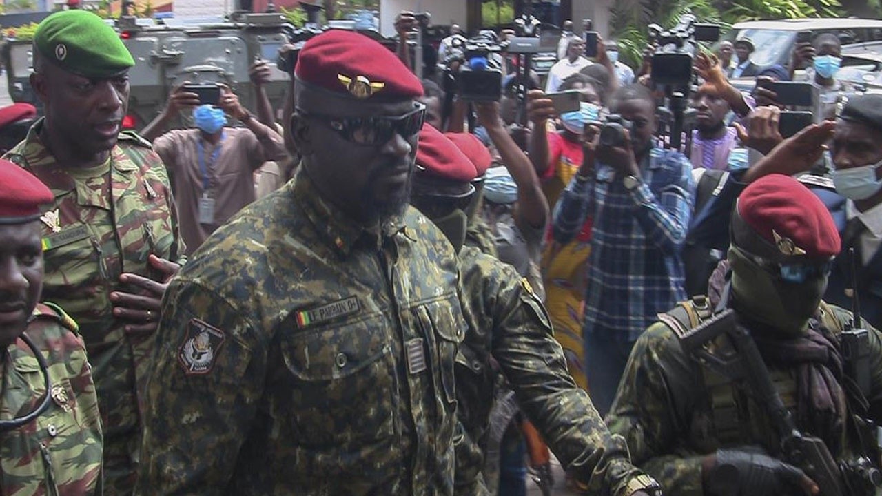 Gine’de darbeci albay Doumbouya, geçici Cumhurbaşkanı olarak yemin etti
