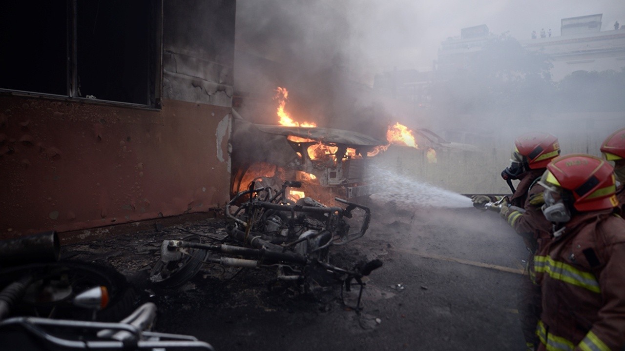 Guatemala&#039;da emekli askerler kongre binasını basıp ateşe verdi, polis müdahale etti