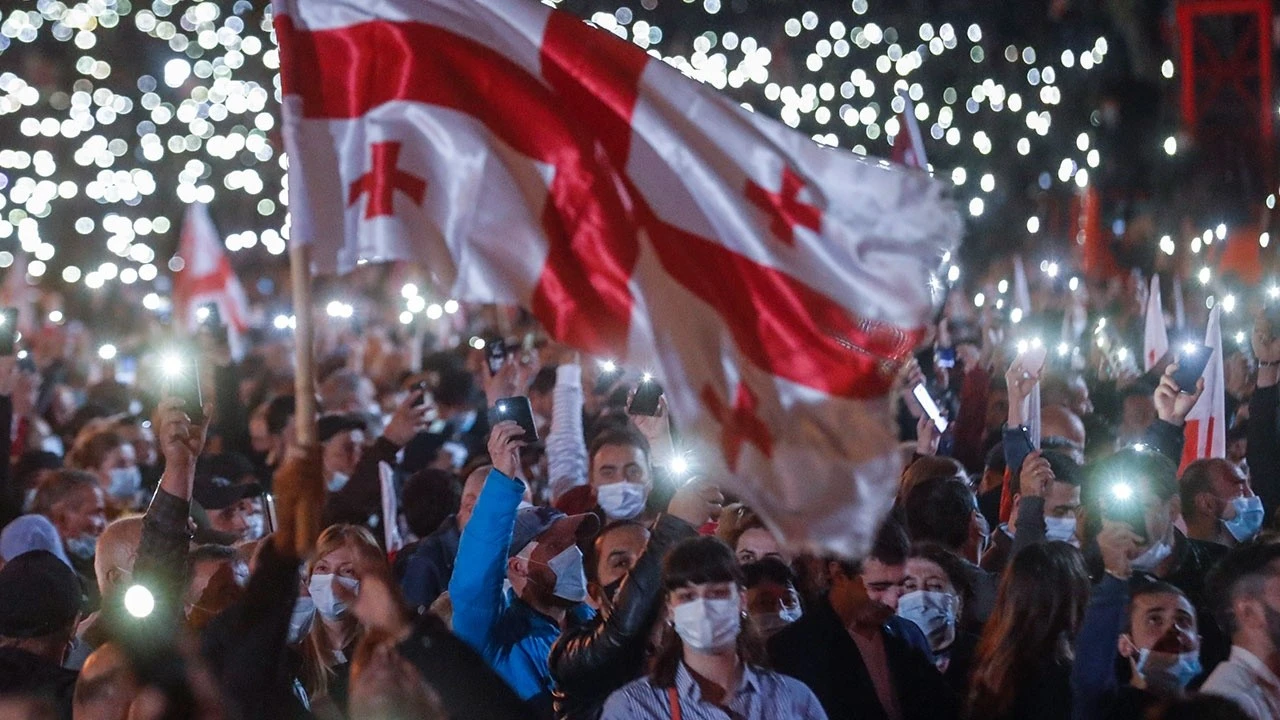 Gürcistan’da binlerce kişi eski Cumhurbaşkanı Saakaşvili için sokağa indi