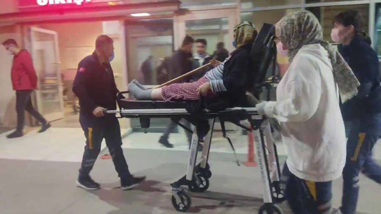Hastaneye gitmek istemeyen 70 yaşındaki kadın bıçakla çocuklarını rehin aldı
