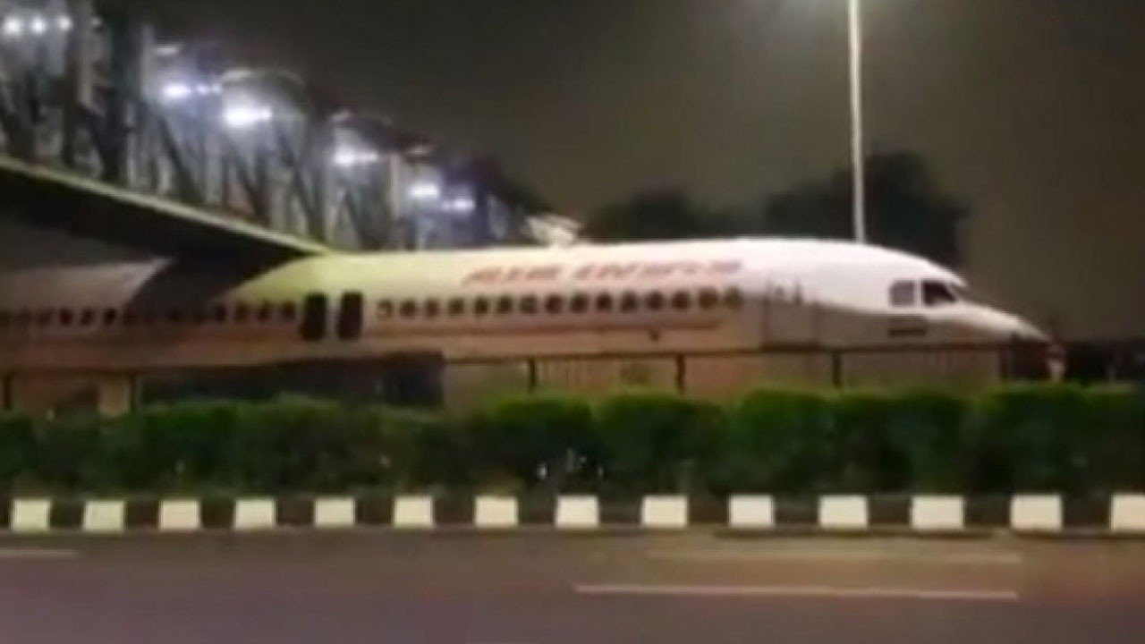Hindistan&#039;da akılalmaz olay: Yolcu uçağı köprü altına sıkıştı