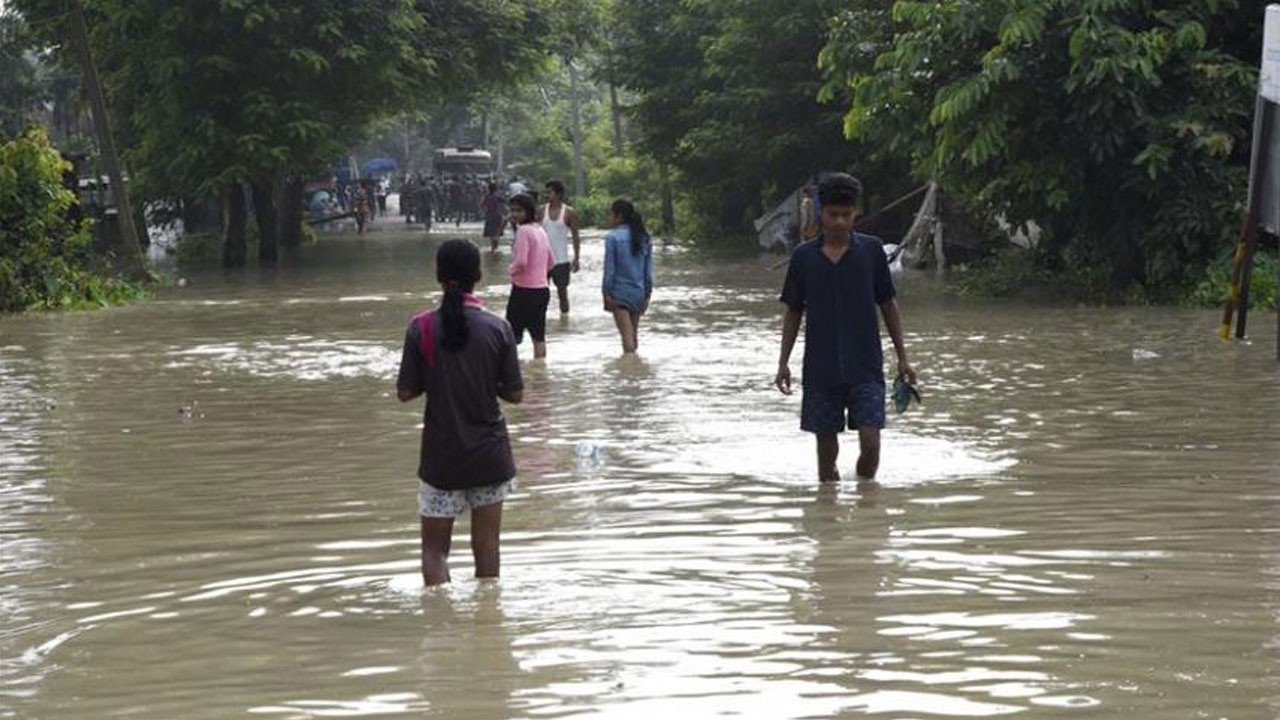 Hindistan&#039;da sel felaketi: 18 kişi hayatını kaybetti