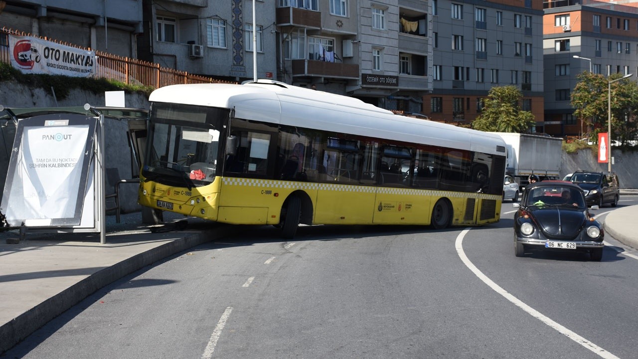 İETT otobüsü durağa çarptı: Fren arızası faciaya neden oluyordu