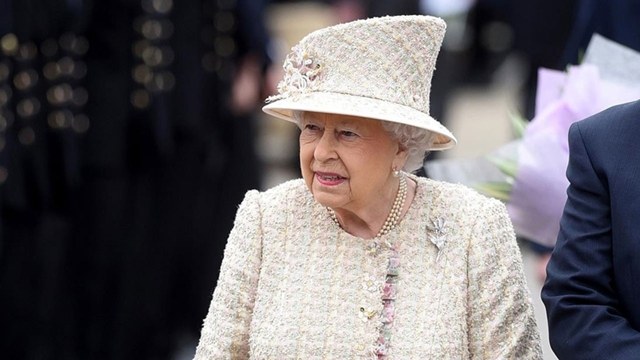 İngiltere Kraliçesi 2. Elizabeth&#039;e en az iki hafta dinlenme önerisi