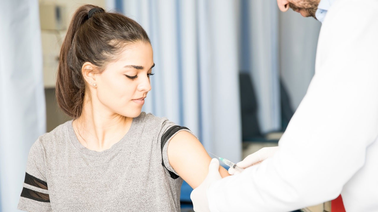 İngiltere ve Norveç&#039;ten gençlere tek doz aşı tavsiyesi
