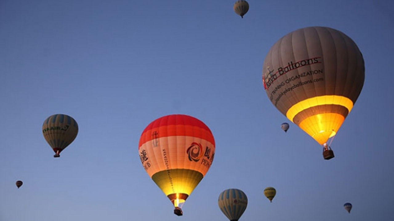 İsrail&#039;de sıcak hava balonundan düşen kişi otomobilin üzerine çakıldı