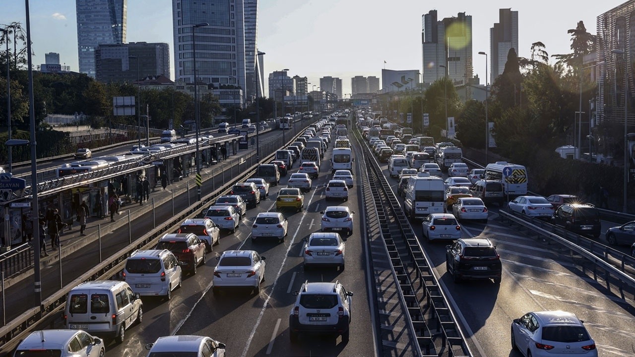 İstanbul&#039;da haftanın ilk iş günü yoğun trafikle başladı