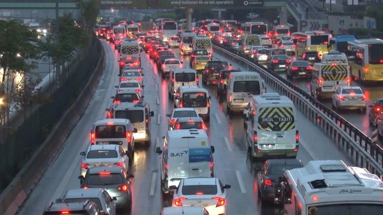 İstanbul’da haftanın ilk iş gününde yağmur trafiği vurdu