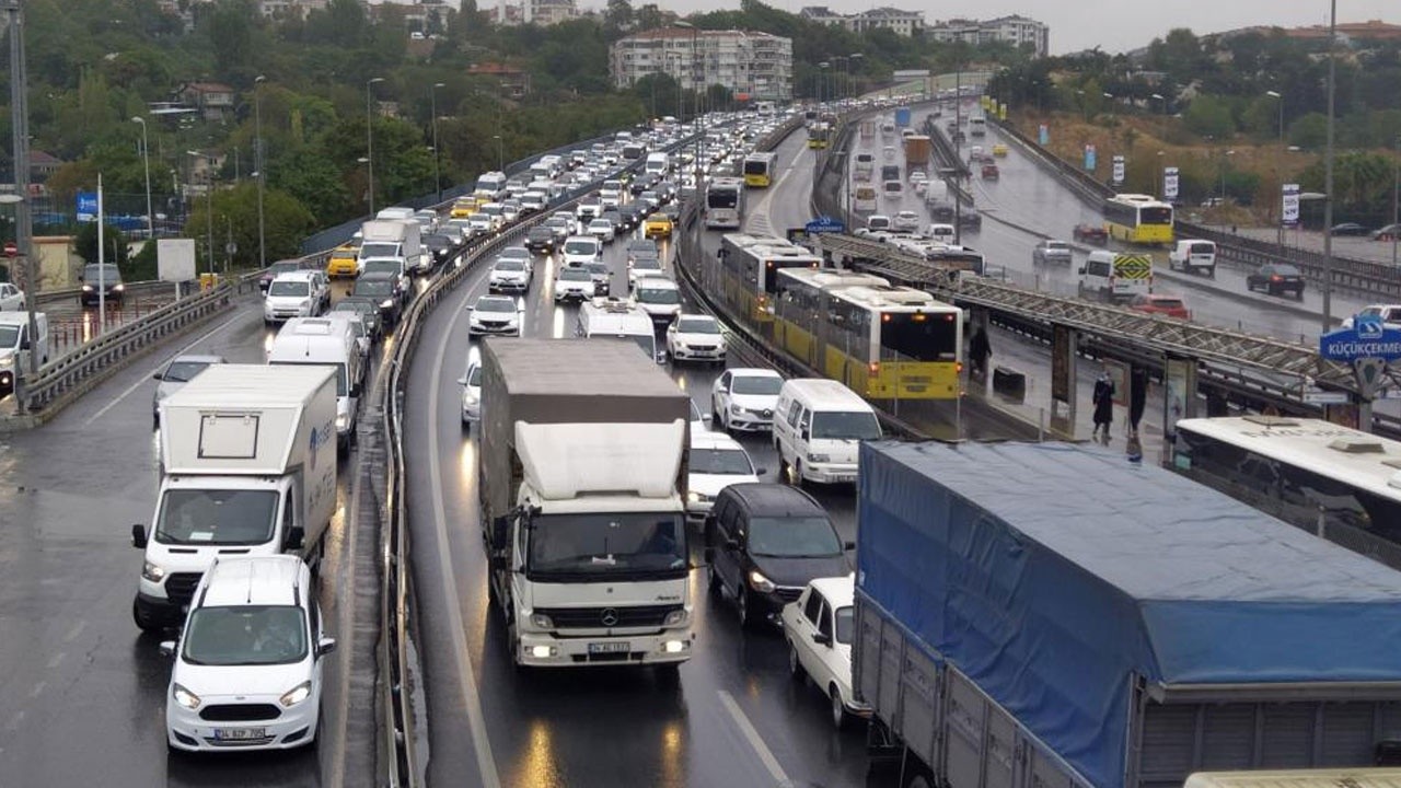 İstanbul&#039;da yağışın etkisiyle trafik yoğunluğu arttı