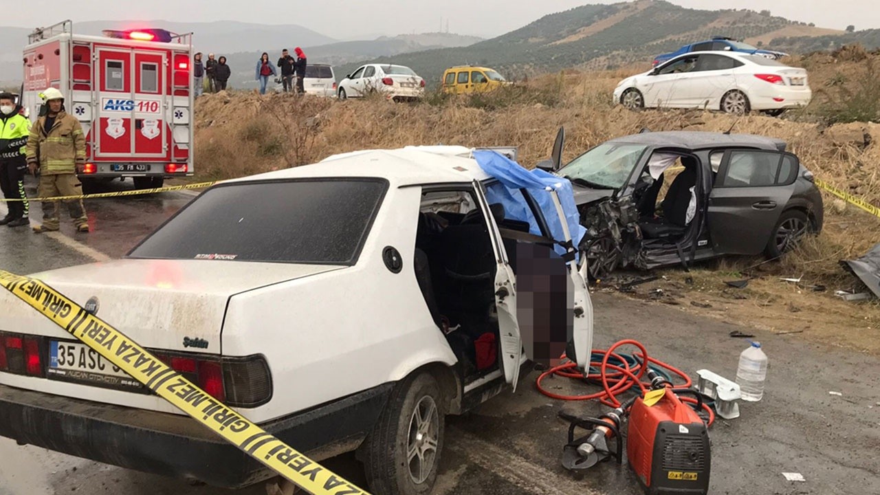 İzmir’deki feci kaza: İki araç kafa kafaya çarpıştı