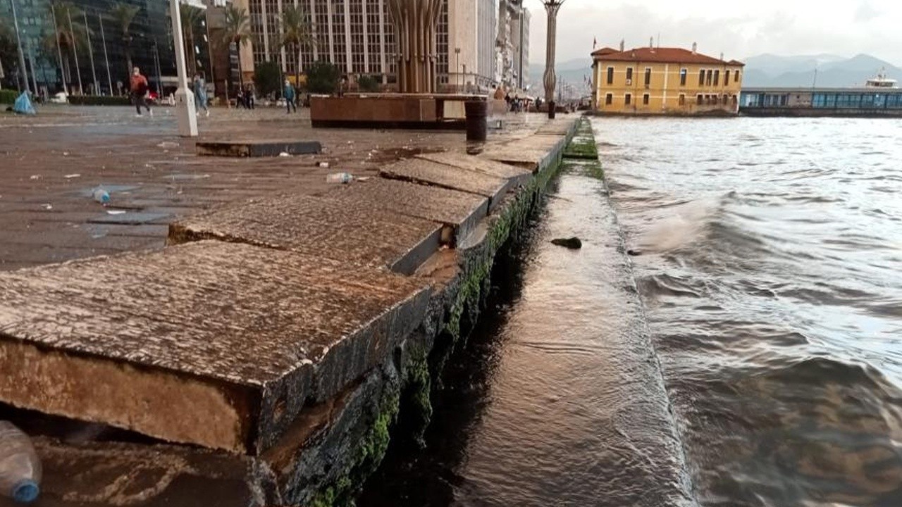 İzmir&#039;deki fırtına beton blokları yerinden söktü