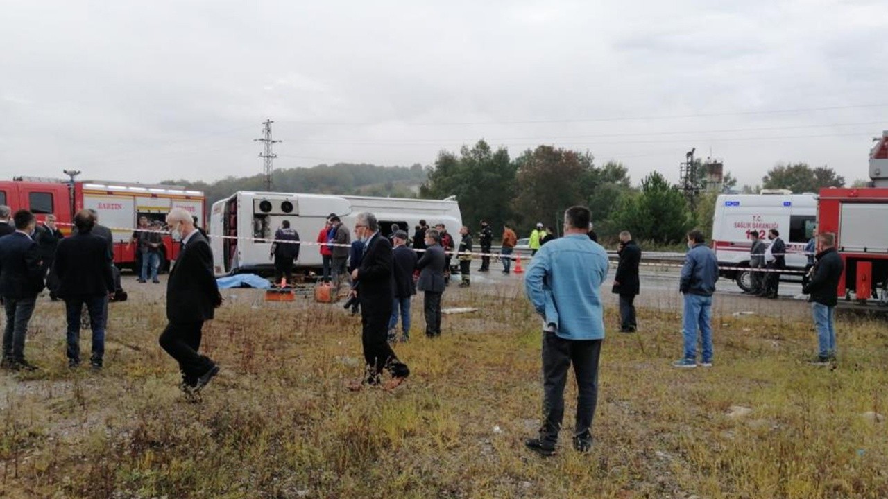 Katliam gibi kaza böyle gelmiş! Bartın&#039;da MHP kafilesini taşıyan minibüsün devrilme anı kamerada