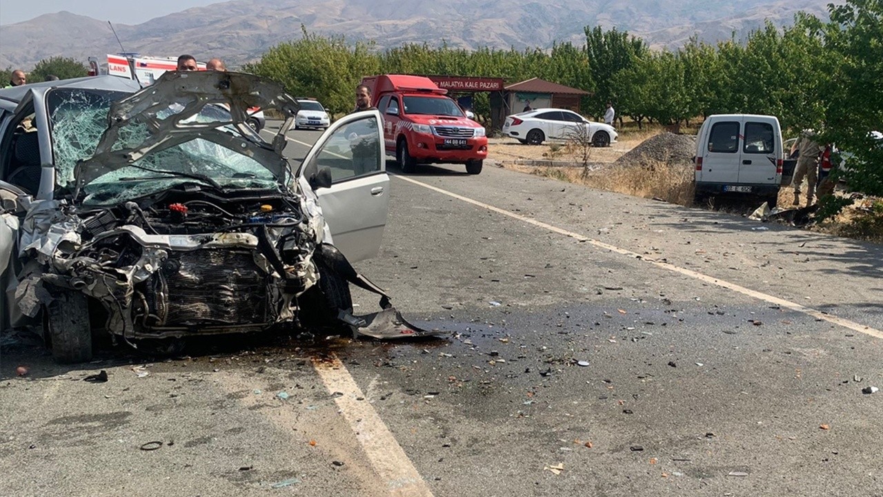 Malatya&#039;da 3 araçlı zincirleme kaza! 3 ölü, 4 yaralı