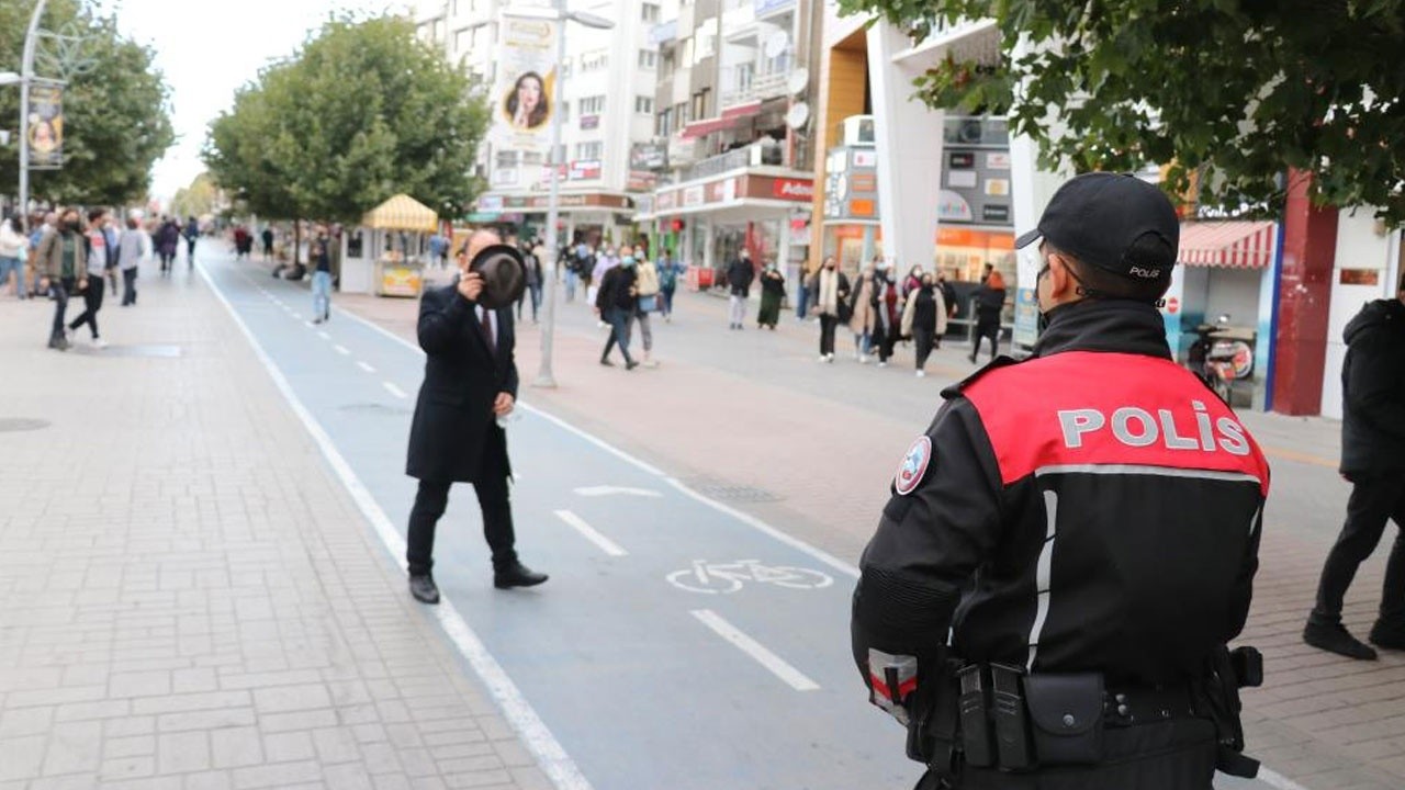 Maskesiz vatandaş polisi görünce yüzünü şapkayla kapattı