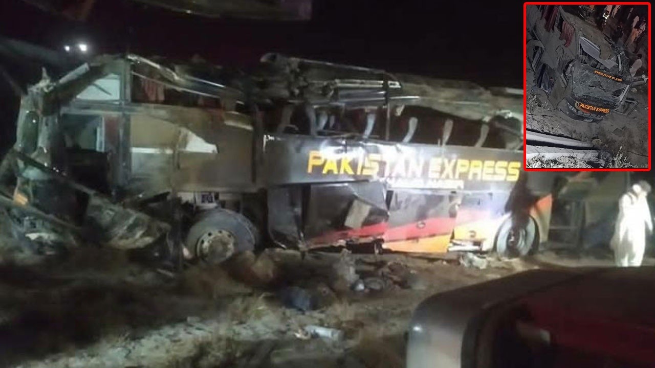 Pakistan&#039;da feci kaza: Yolcu otobüsü üst geçitten düştü