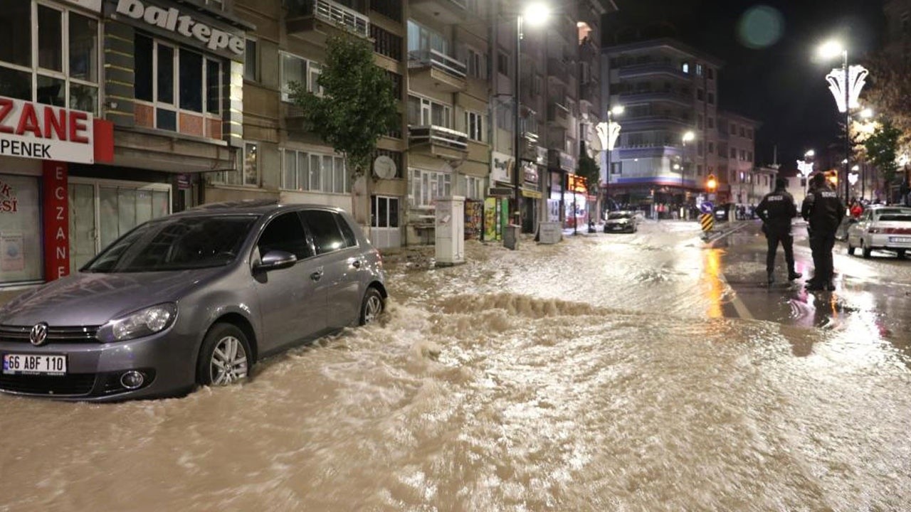 Patlayan su borusu şehrin altını üstüne getirdi